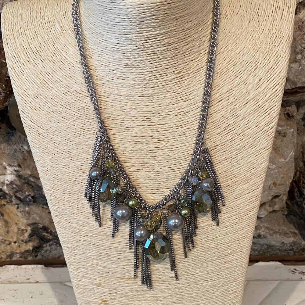 4/$10 Gorgeous gray tone necklace gray beads silver chains.